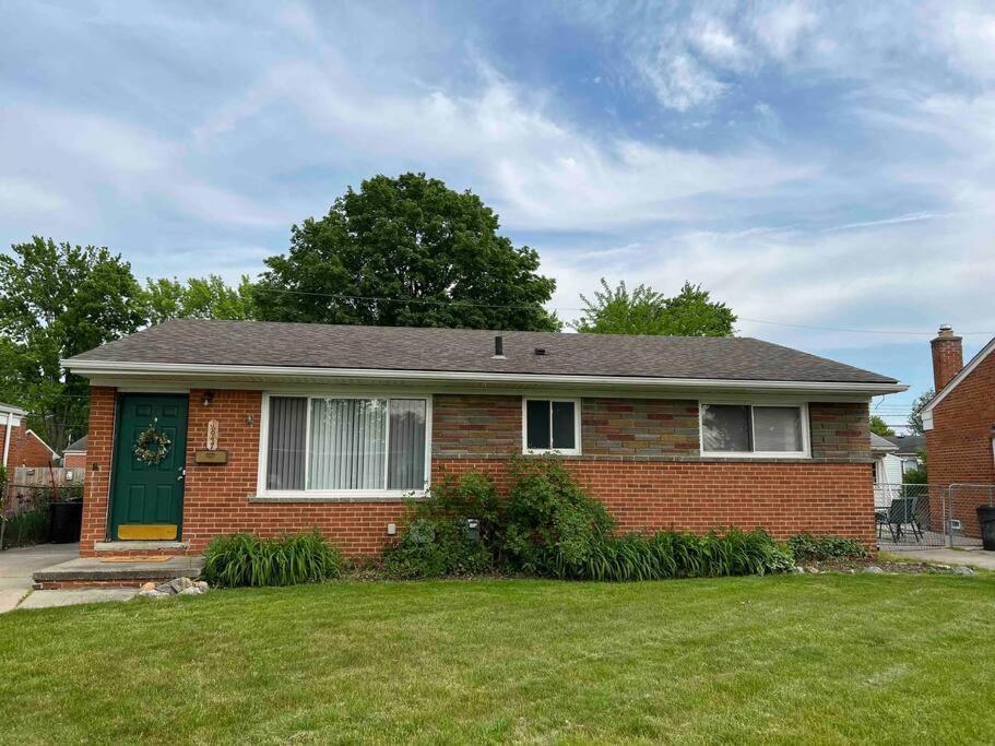 Cozy Bungalow In Madison Heights Kültér fotó